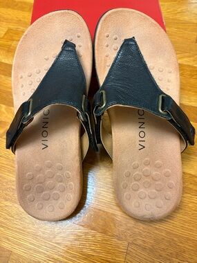 EUC 6 Wide VIONIC WANDA Black Sandal - WORN ONE TIME